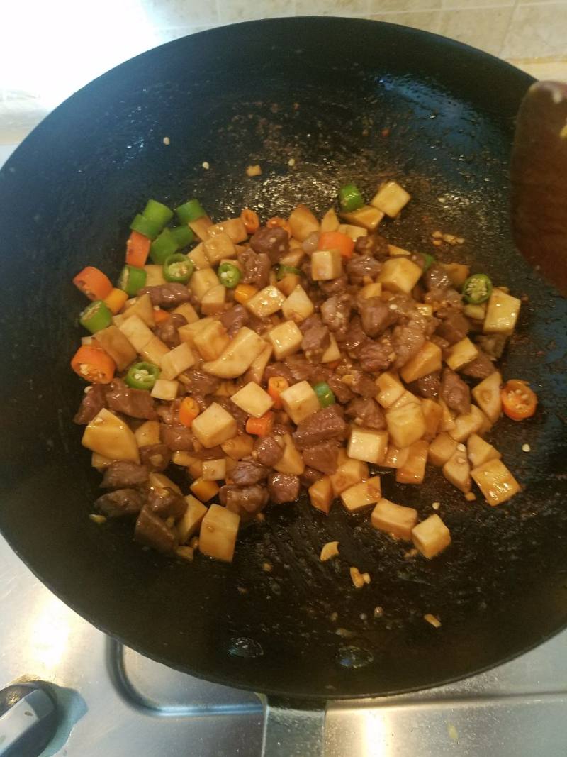 杏鲍菇炒牛肉粒的做法步骤：12