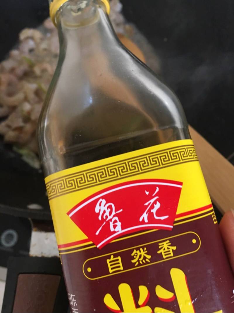 西芹炒虾仁的做法步骤：2