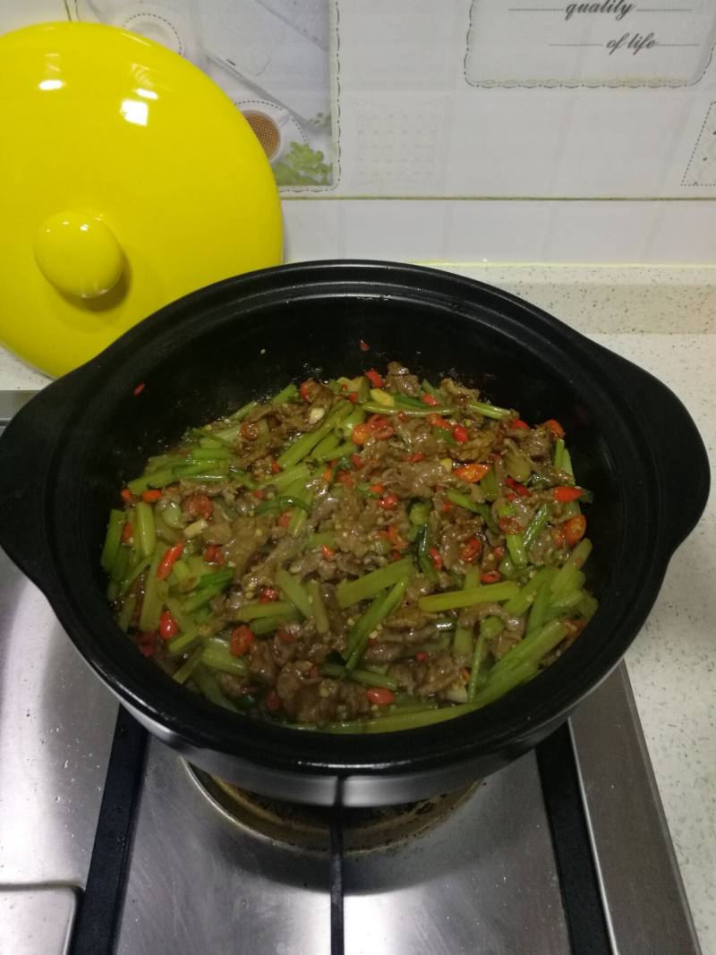 黑乐砂锅炒芹菜牛肉的做法步骤：13