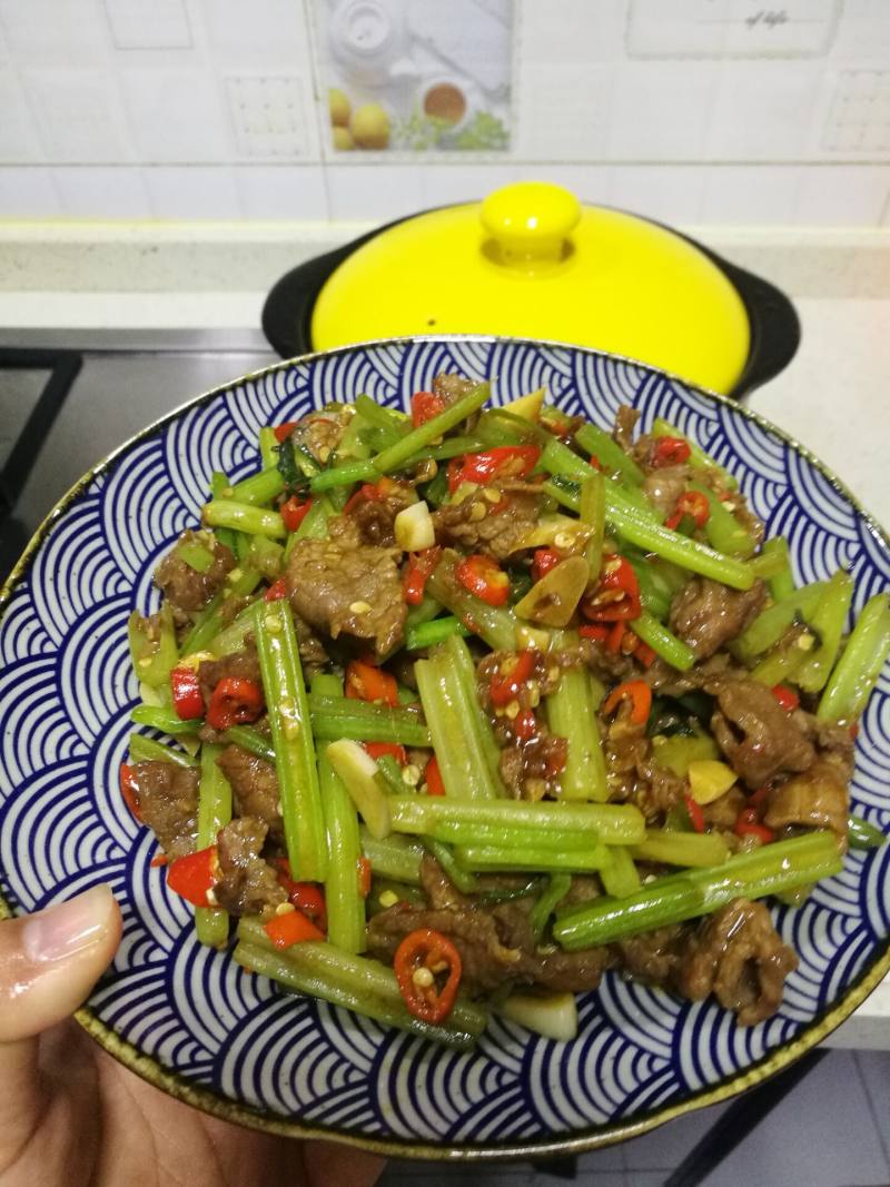 黑乐砂锅炒芹菜牛肉的做法步骤：14