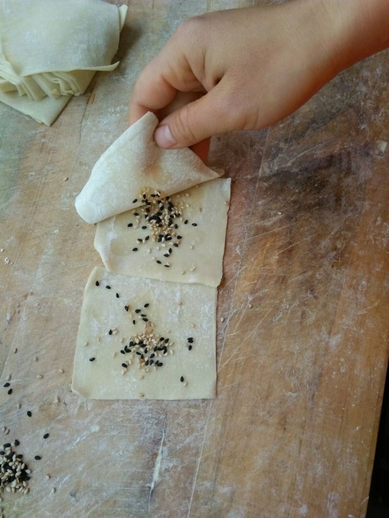 “ 快手懒人餐 ”馄饨皮做芝麻脆饼的做法步骤：1