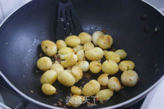 巧用调味料轻松打造人气下酒菜——孜然椒盐小土豆的做法步骤：5