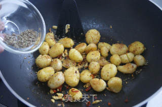 巧用调味料轻松打造人气下酒菜——孜然椒盐小土豆的做法步骤：9