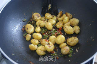 巧用调味料轻松打造人气下酒菜——孜然椒盐小土豆的做法步骤：11
