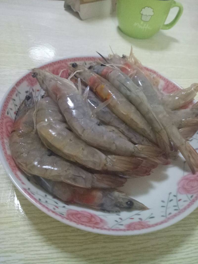 麻辣香酥虾的做法步骤：1