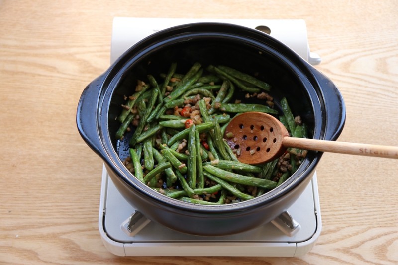 上桌即遭哄抢的下饭菜--干煸四季豆的做法步骤：8