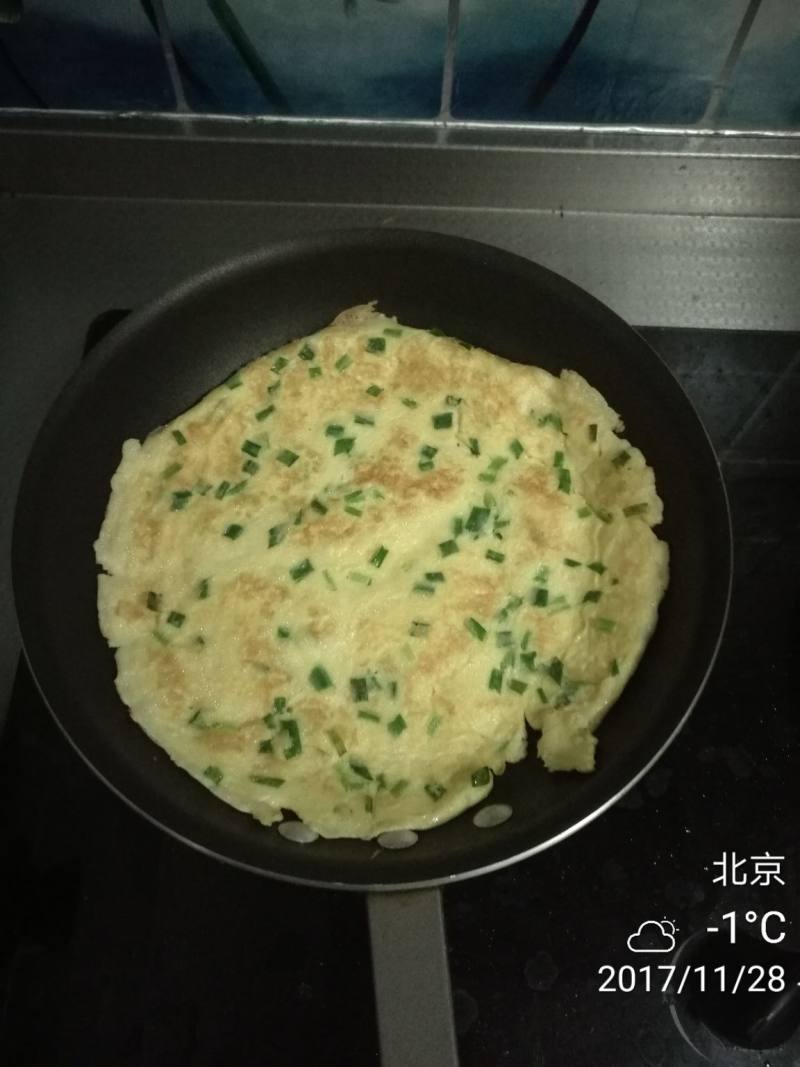 快手早餐韭菜鸡蛋饼的做法步骤：1