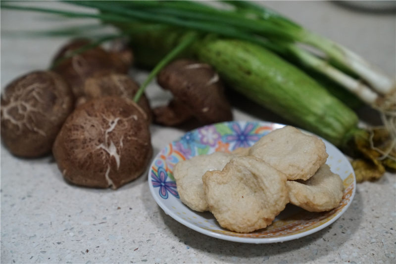 香菇鱼饼丝瓜汤的做法步骤：1