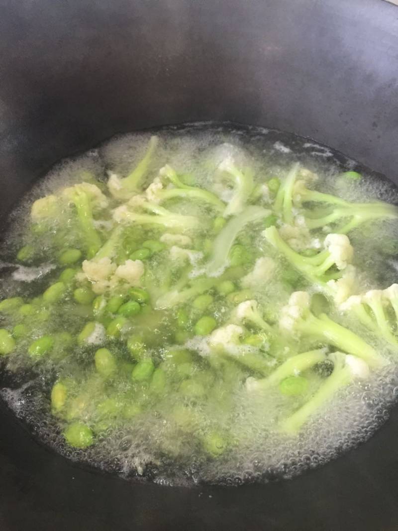 热拌菜之花椰菜和青豆的做法步骤：1