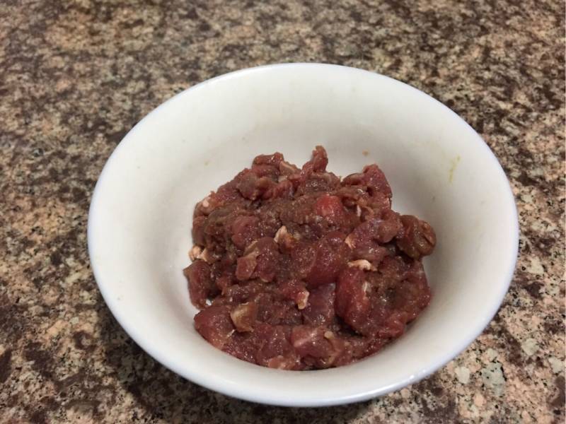 牛肉粒绢豆腐的做法步骤：1