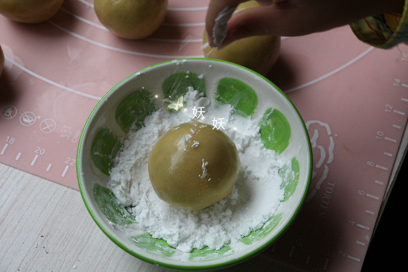 风炉广式豆沙月饼的做法步骤：12