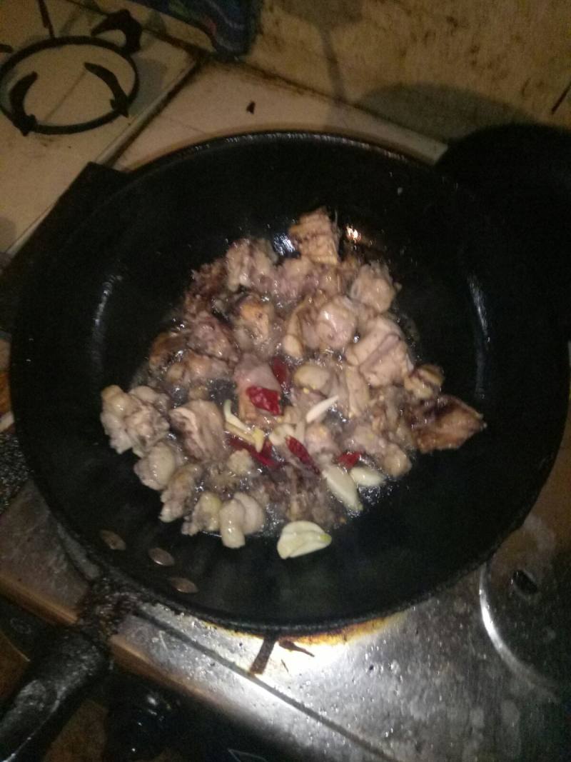 鸡架炖土豆红萝卜蘑菇豆腐的做法步骤：4