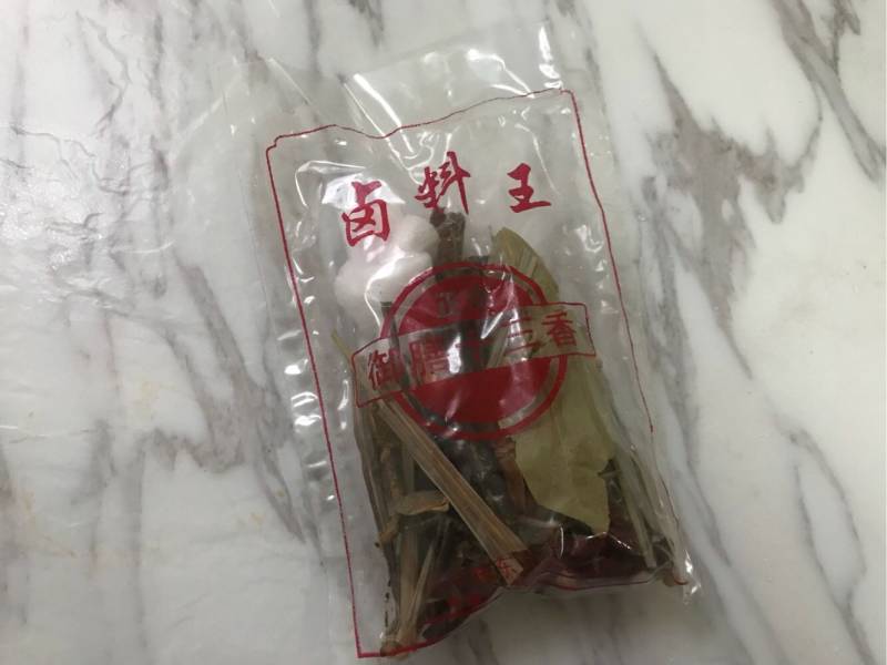 脆皮卤羊排的做法步骤：2