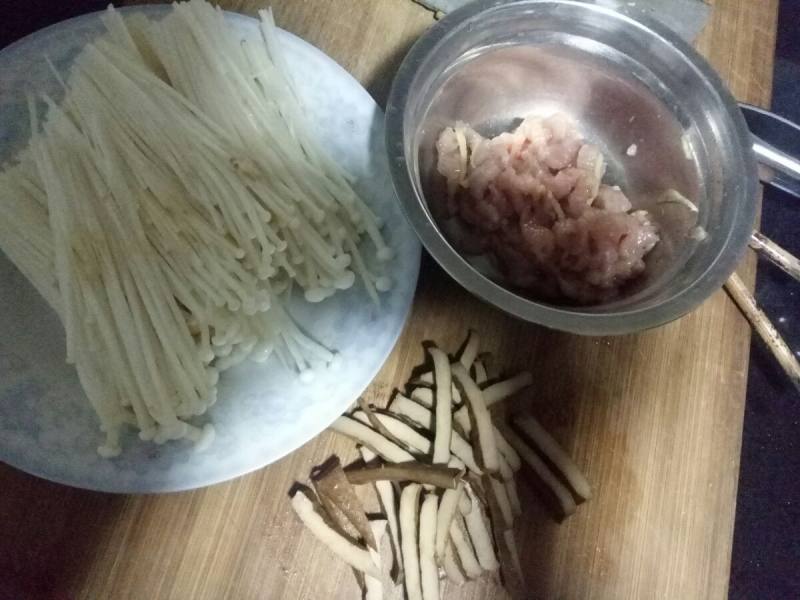 菌菇豆干炒肉丝的做法步骤：1