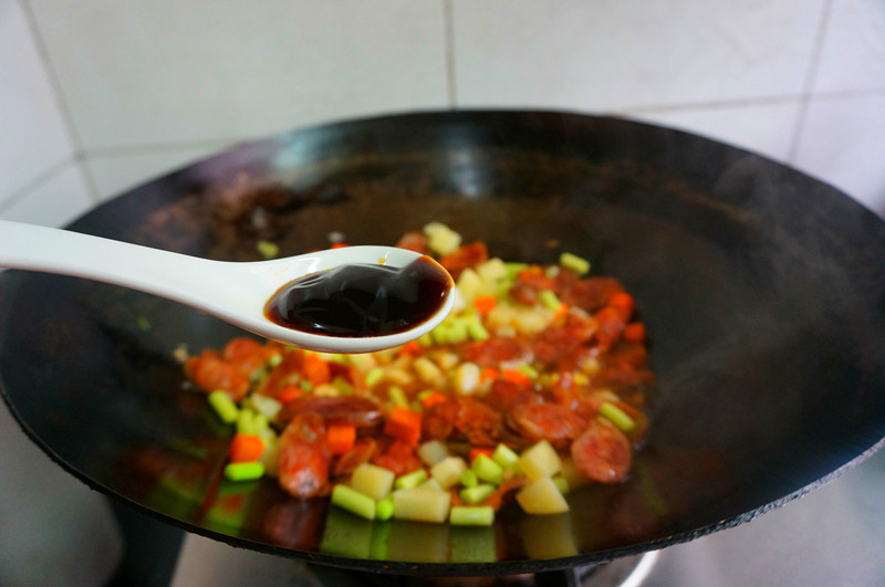 香肠土豆焖饭的做法步骤：13