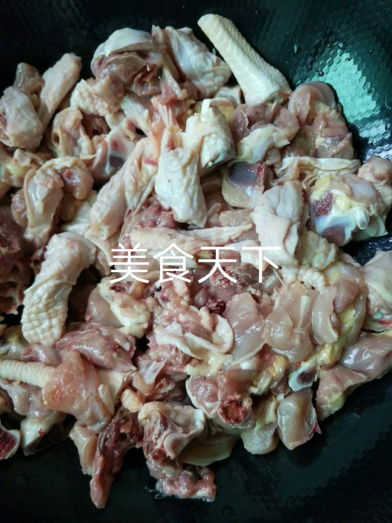 青椒炒鸡肉的做法步骤：2