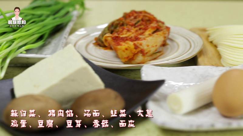 韩式辣白菜饺子的做法步骤：1