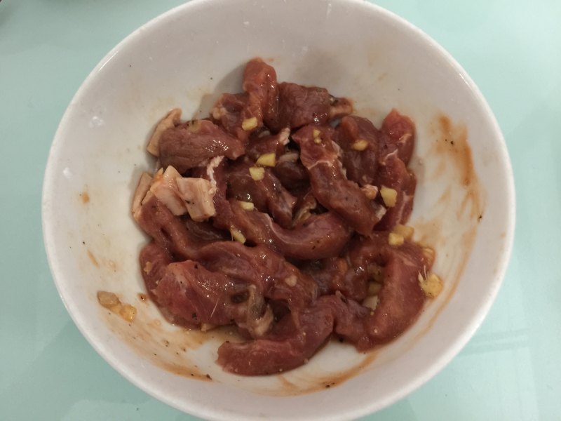 嫩牛肉卷饼的做法步骤：2