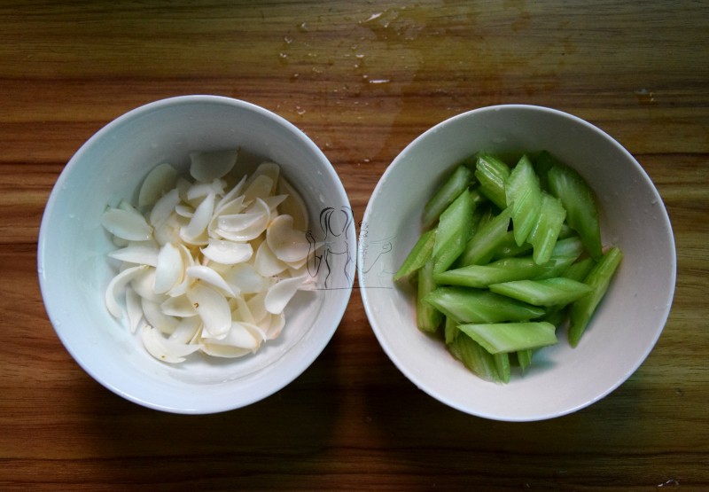 百合西芹炒肉片的做法步骤：4