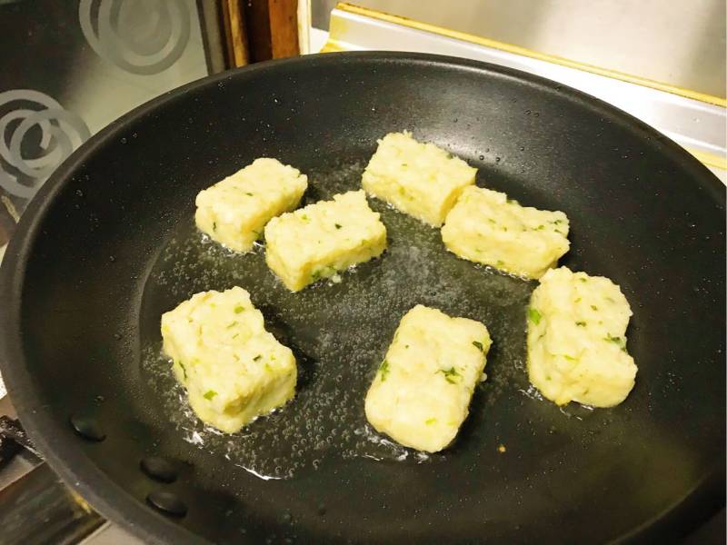 土豆邂逅隔夜饭的做法步骤：17