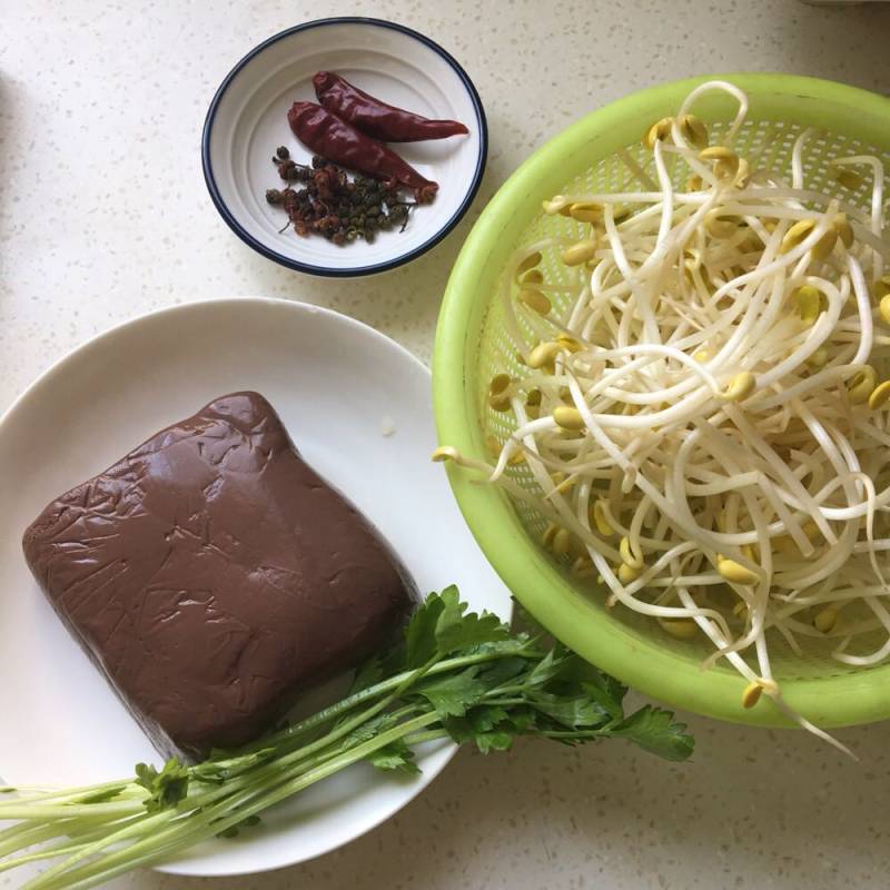 鸭血炒豆芽的做法步骤：1