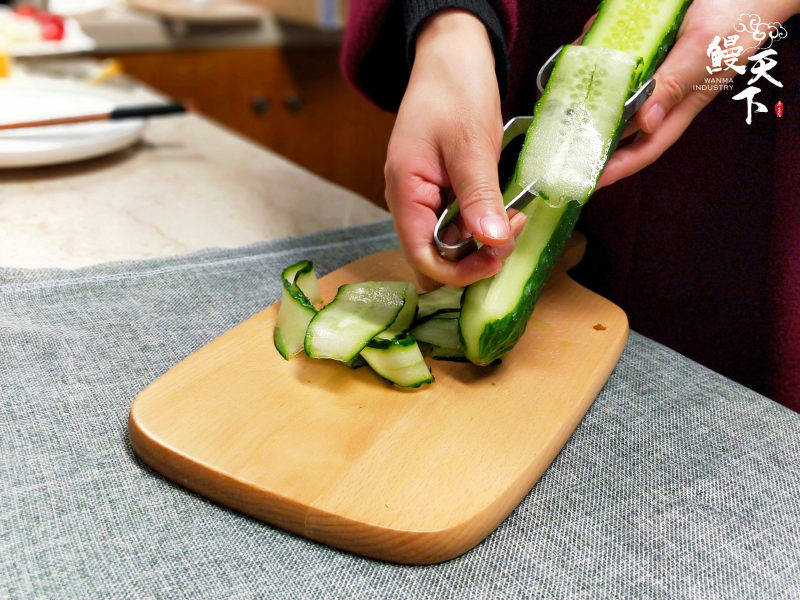 健康轻食 | 鳗鱼油醋汁沙拉的做法步骤：2