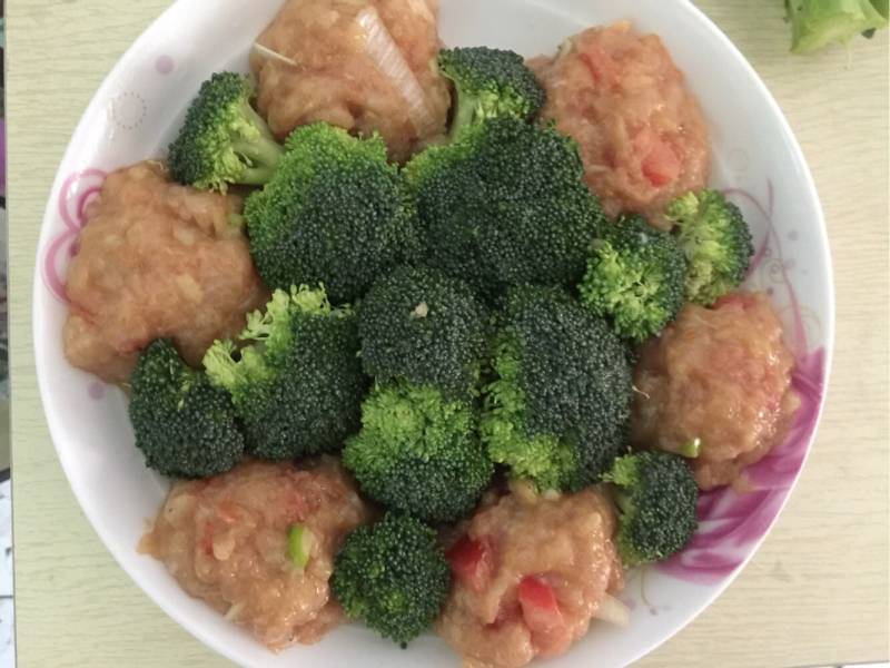 减脂餐－西兰花蒸鸡肉丸的做法步骤：2