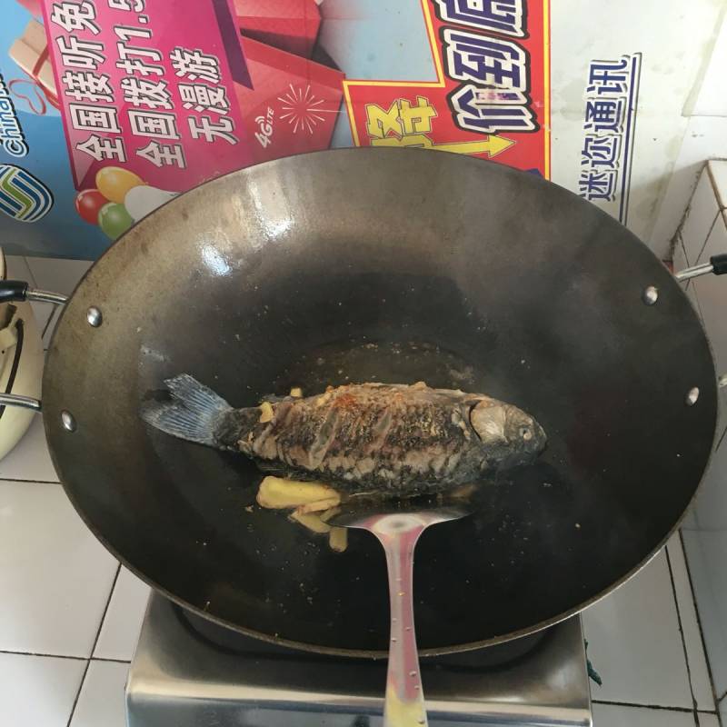 鲫鱼豆腐汤的做法步骤：2