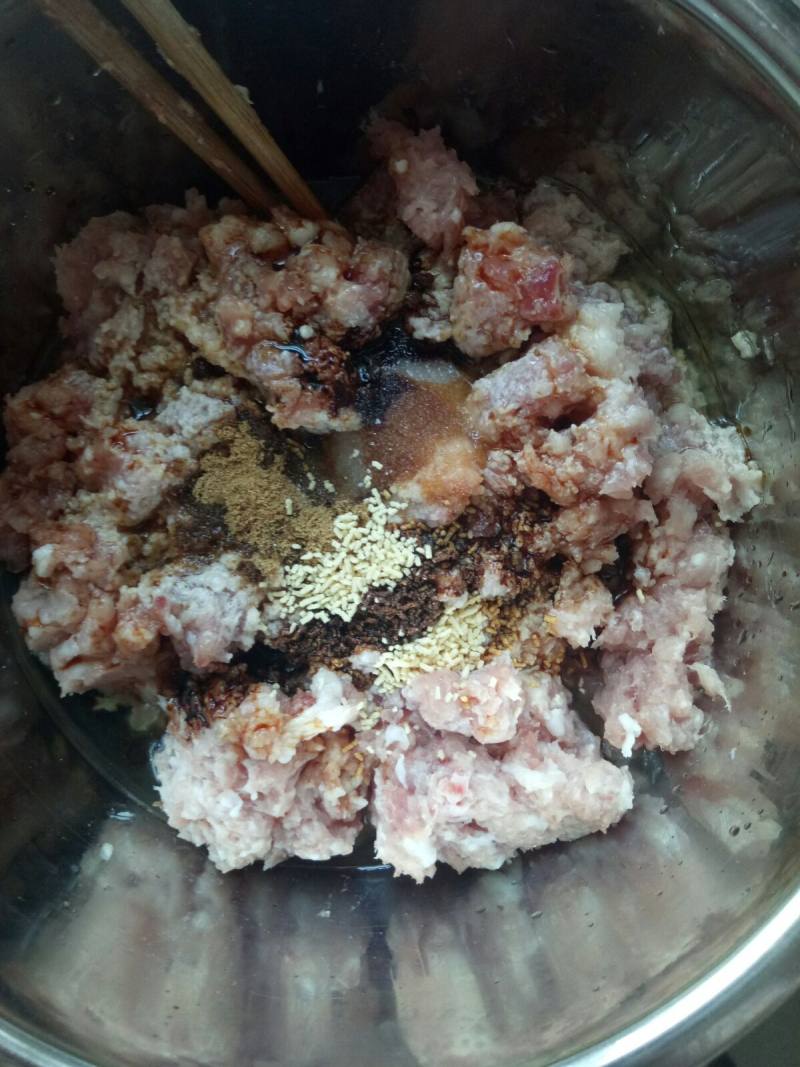 猪肉酸菜馅水饺的做法步骤：2