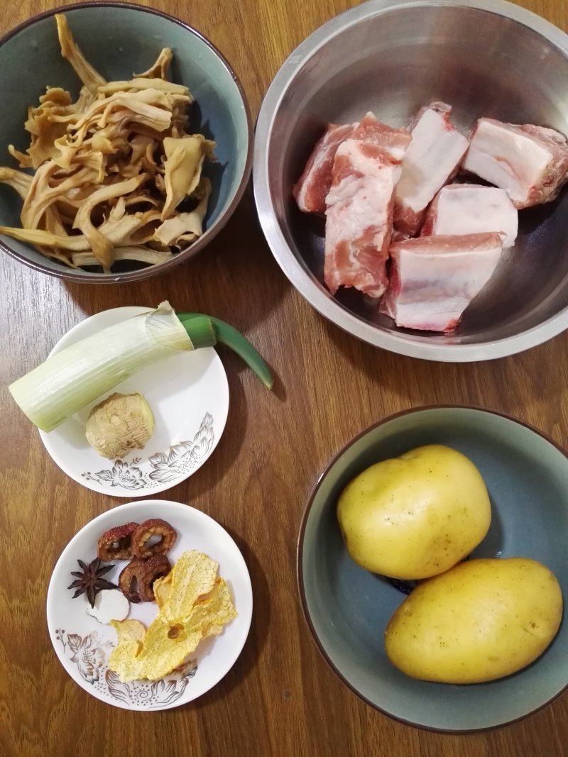 土豆蘑菇炖排骨#御寒美食#的做法步骤：1