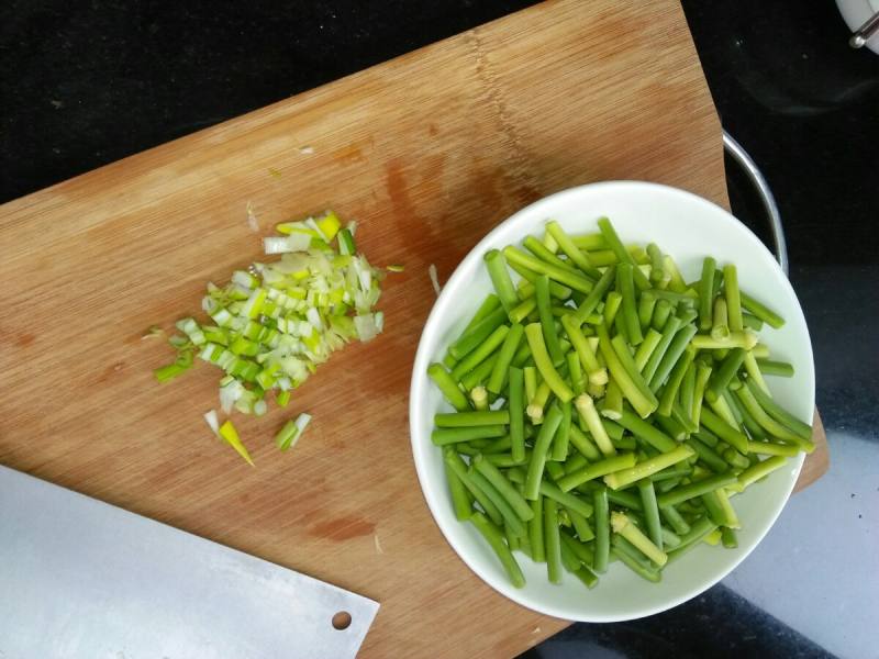 “ 鸡蛋美食 ”蒜薹炒鸡蛋的做法步骤：1