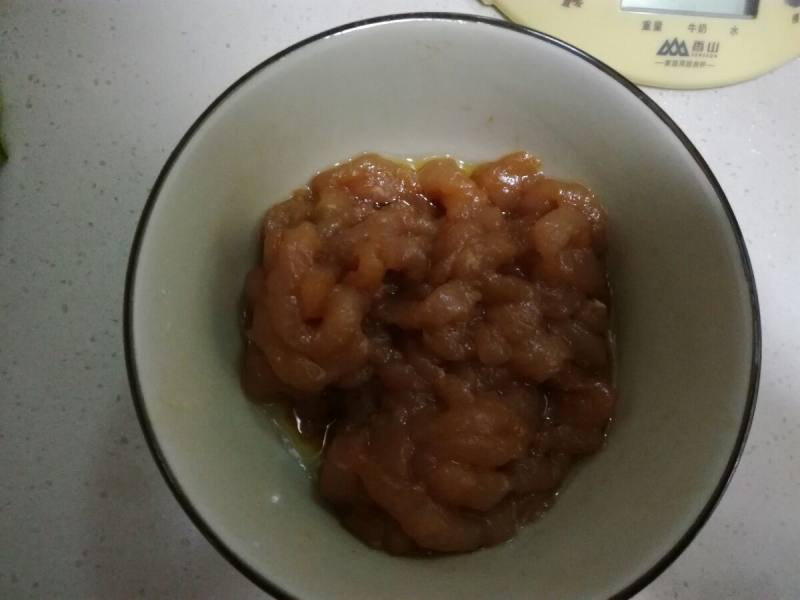 青菜鸡蛋肉丝炒面的做法步骤：1