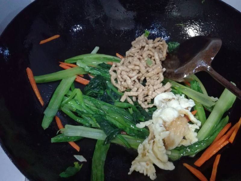 青菜鸡蛋肉丝炒面的做法步骤：13