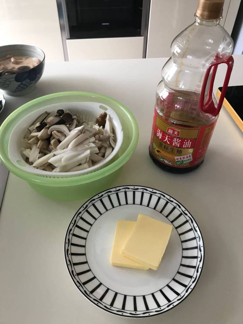 杂菌鸡蛋拌饭的做法步骤：1