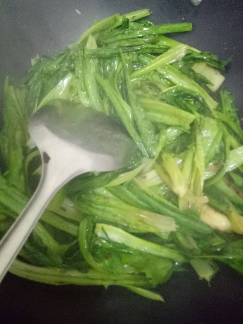 豆豉鲮鱼炒油麦菜的做法步骤：4