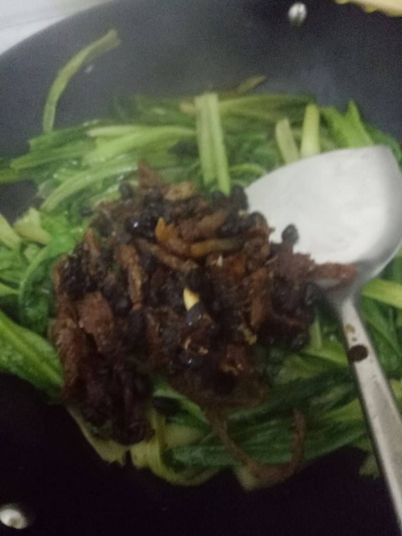 豆豉鲮鱼炒油麦菜的做法步骤：5