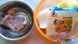 牛肉粉丝砂锅的做法步骤：1