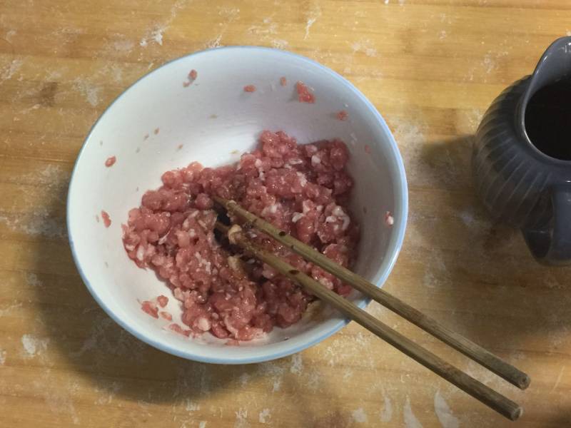 猪肉玉米馄饨的做法步骤：3