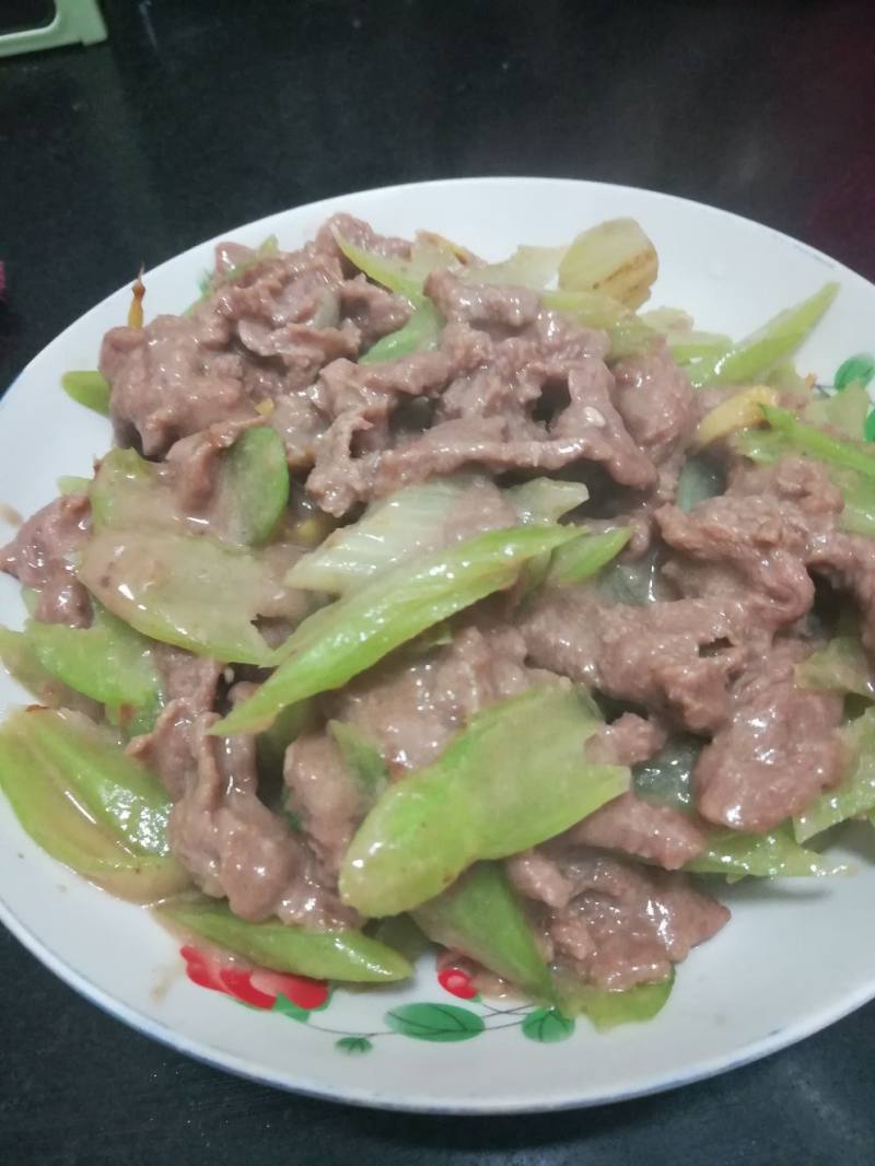 牛肉炒西芹的做法步骤：3