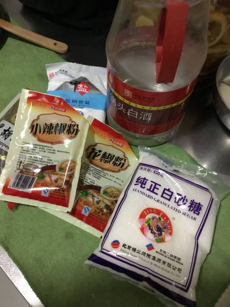 麻辣风味腊肠的做法步骤：2