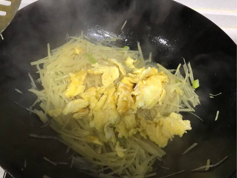 “鸡蛋美食”土豆丝炒鸡蛋的做法步骤：11