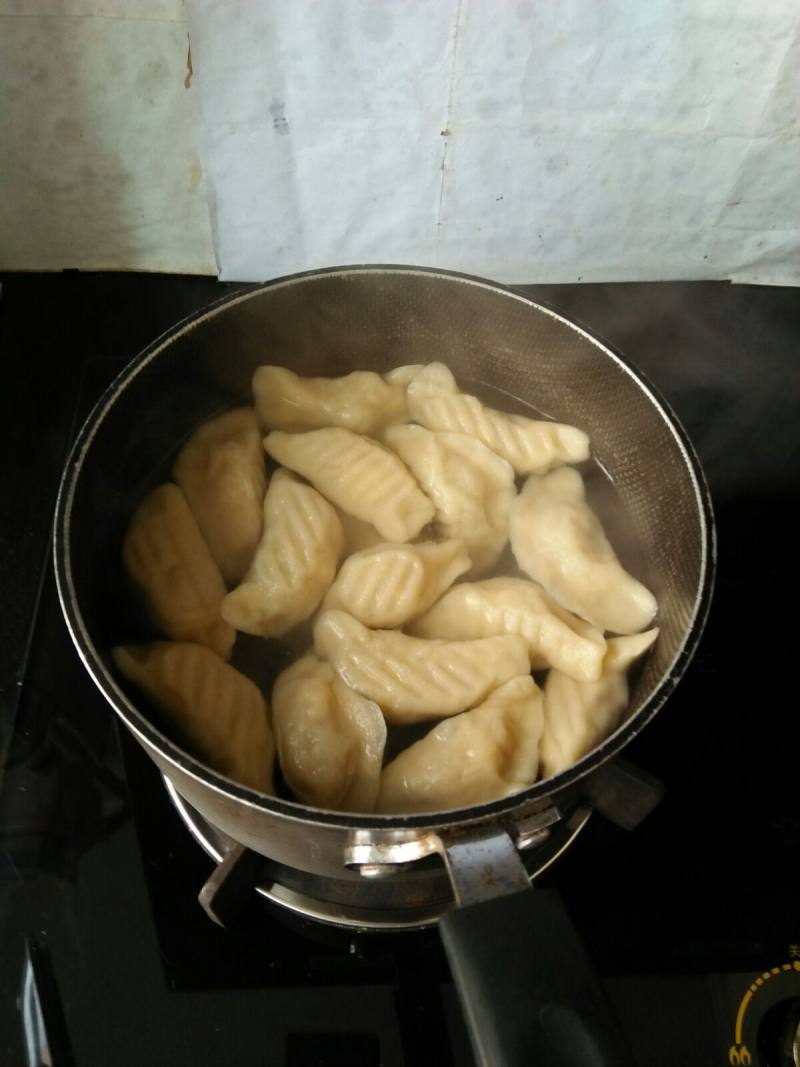 ”花样美食?”槐花玉米肉饺的做法步骤：6