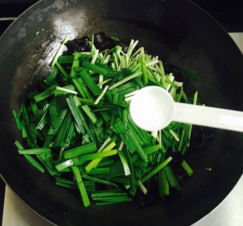 花样美食之韭菜木耳炒鸡蛋的做法步骤：5