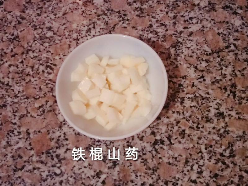 “粥”雪梨山药小米粥的做法步骤：2