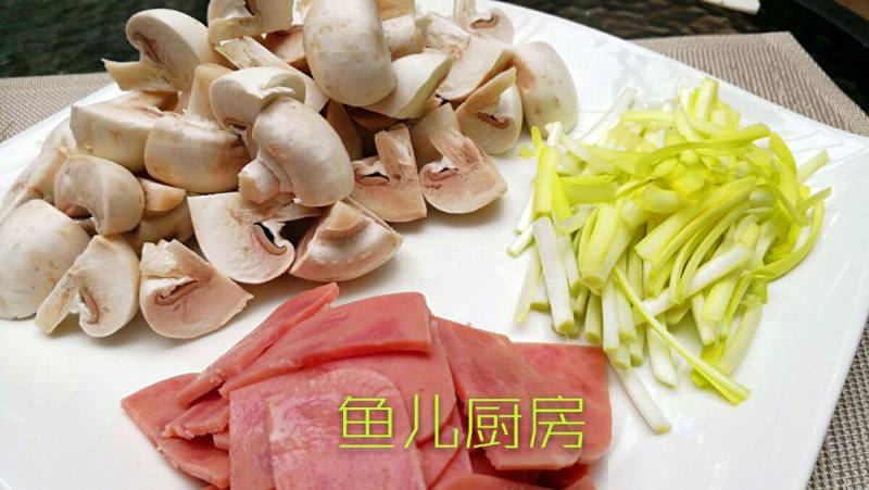 口蘑焖切片火腿──“鱼儿厨房”私房菜的做法步骤：3