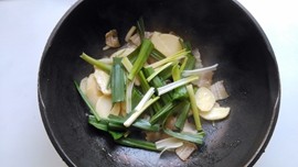 青蒜茨菰炒咸肉的做法步骤：7