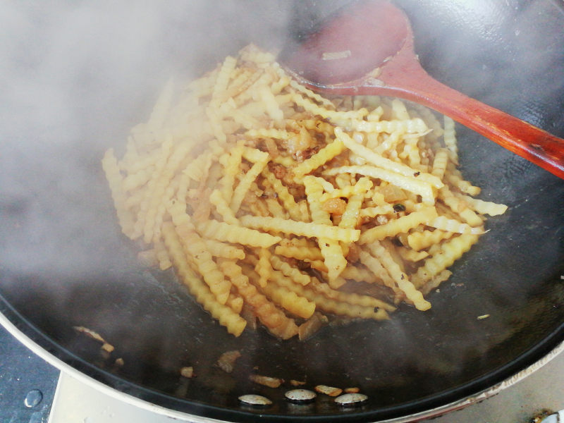 孜然肉末狼牙土豆的做法步骤：10