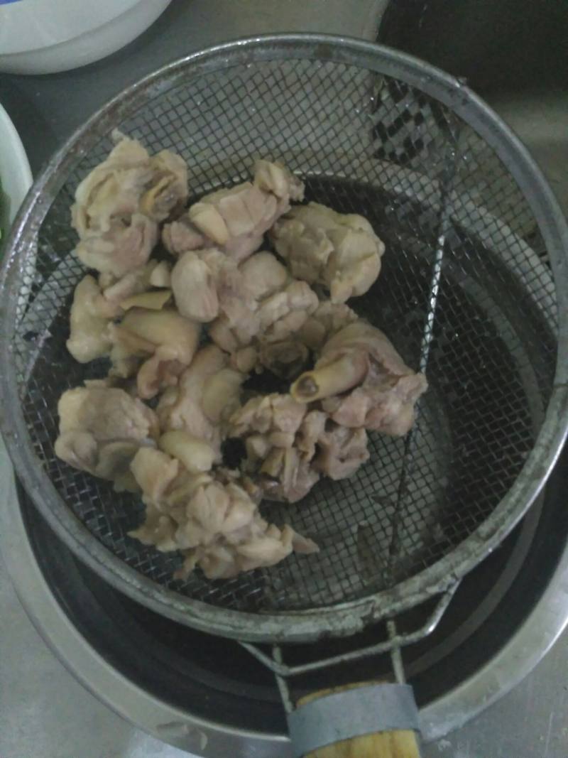 干烧青椒鸡腿肉的做法步骤：1