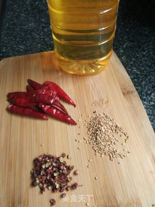 自制超香超简单的辣椒油的做法步骤：1