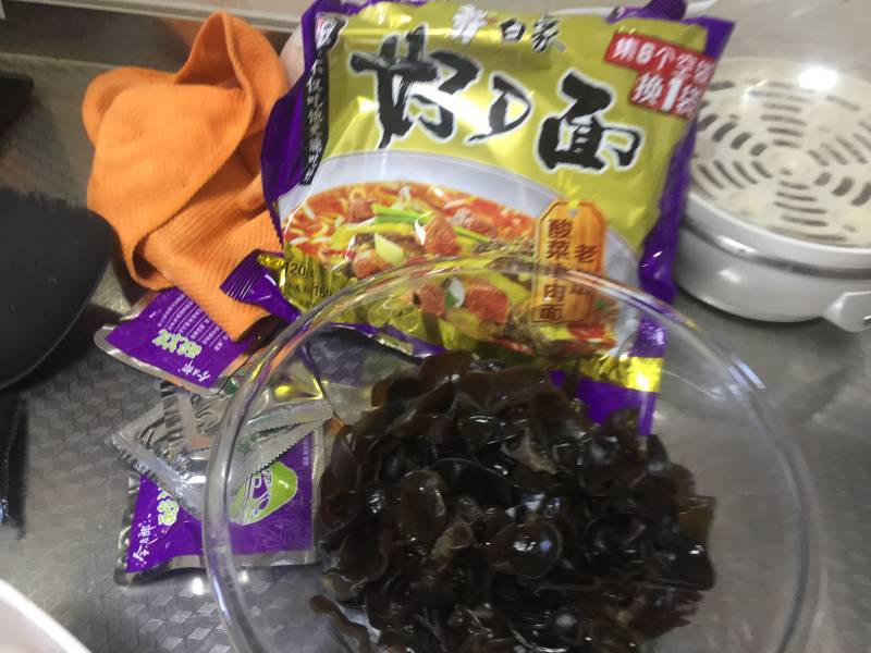 老坛酸菜拌面的做法步骤：1